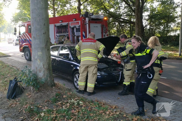 Automobiliste ziet tijdens het rijden rook uit auto komen, en zet auto aan de kant