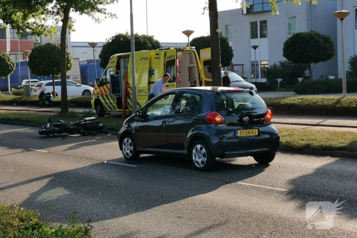 Motorrijder zwaargewond na aanrijding met auto