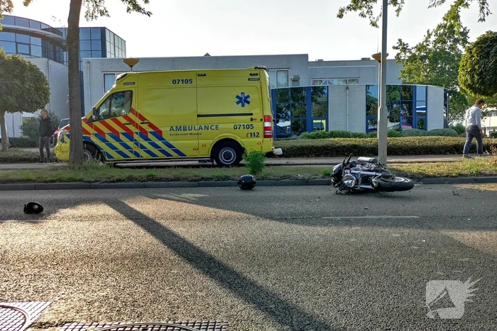 Motorrijder zwaargewond na aanrijding met auto