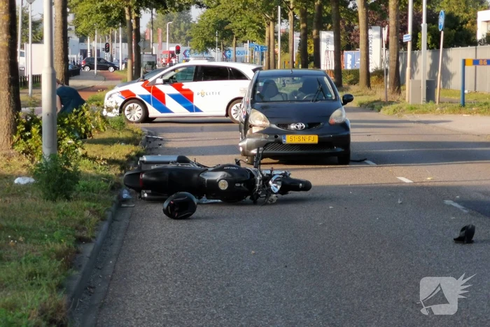 Motorrijder zwaargewond na aanrijding met auto