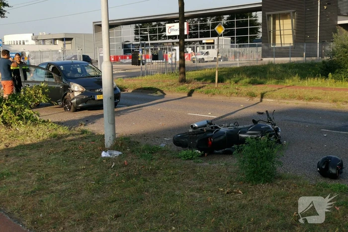 Motorrijder zwaargewond na aanrijding met auto
