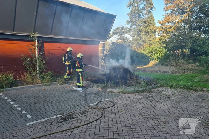 Flinke rookontwikkeling door brand in berg hooi