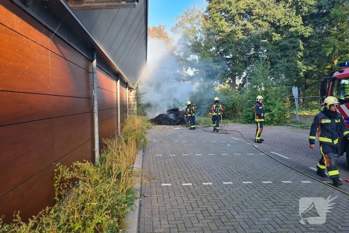Flinke rookontwikkeling door brand in berg hooi