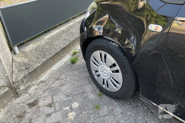 Motorrijder botst met motor op auto