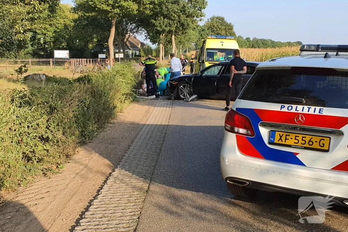Auto belandt in sloot bij frontale aanrijding