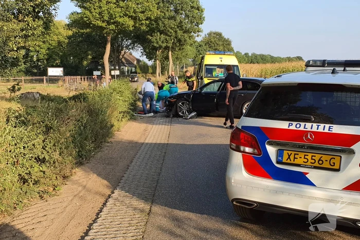 Auto belandt in sloot bij frontale aanrijding