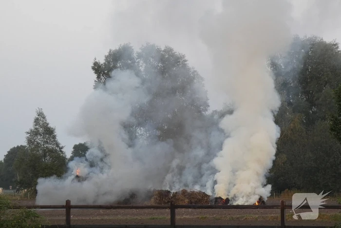 Brandende hoop hooi zorgt voor veel rookontwikkeling