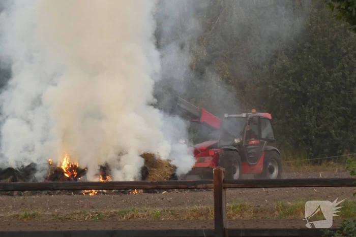 Brandende hoop hooi zorgt voor veel rookontwikkeling