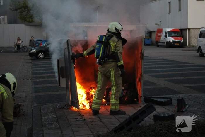 Brandweer blust brandende container