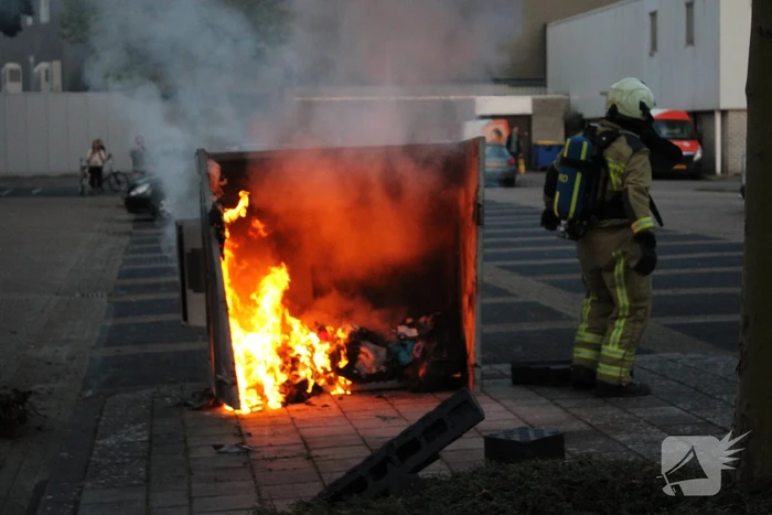 Brandweer blust brandende container