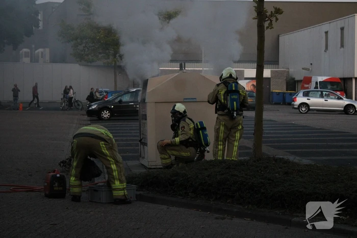 Brandweer blust brandende container