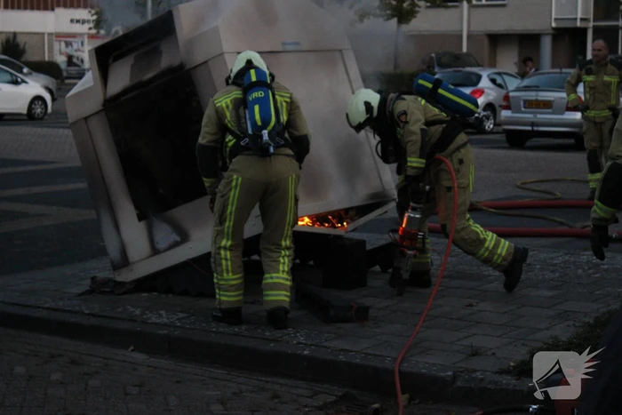 Brandweer blust brandende container