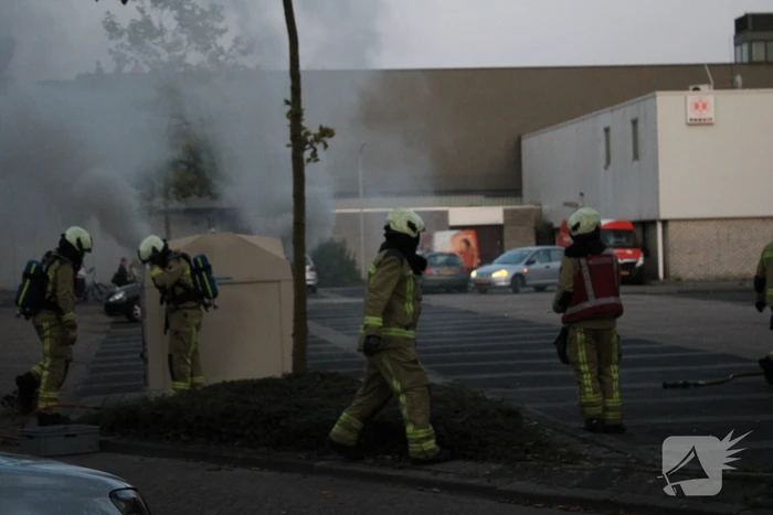 Brandweer blust brandende container