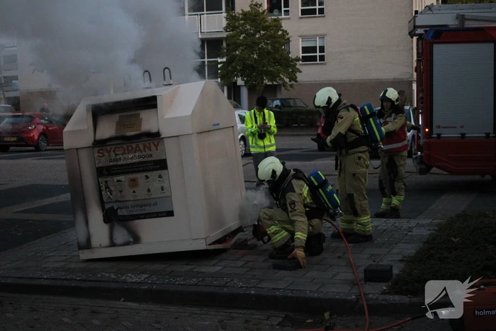 Brandweer blust brandende container