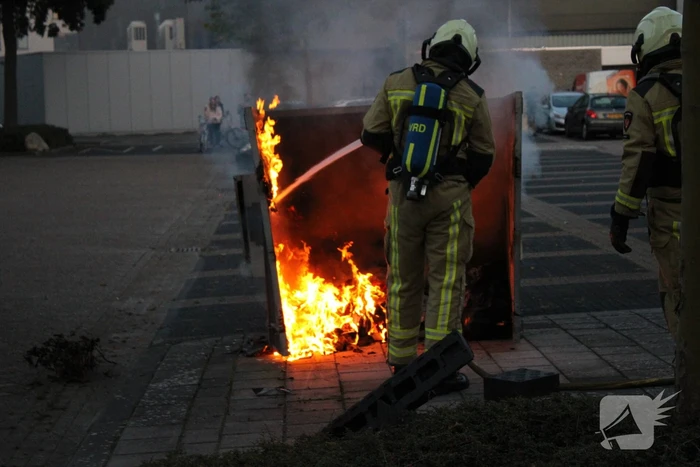 Brandweer blust brandende container