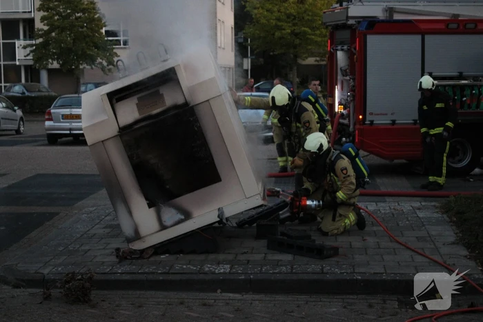 Brandweer blust brandende container