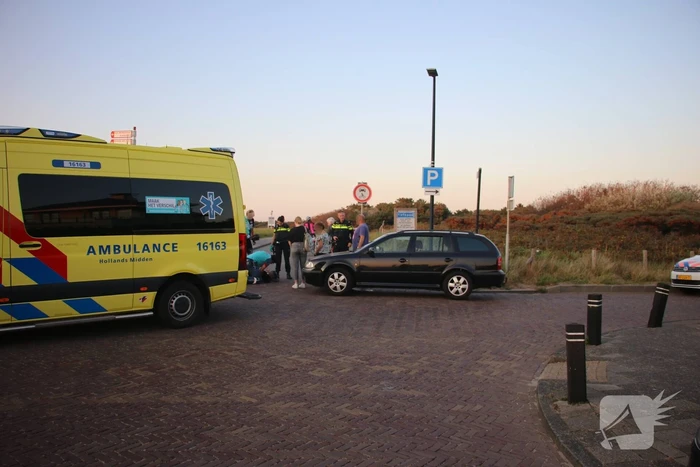 Wielrenner raakt gewond na botsing met auto