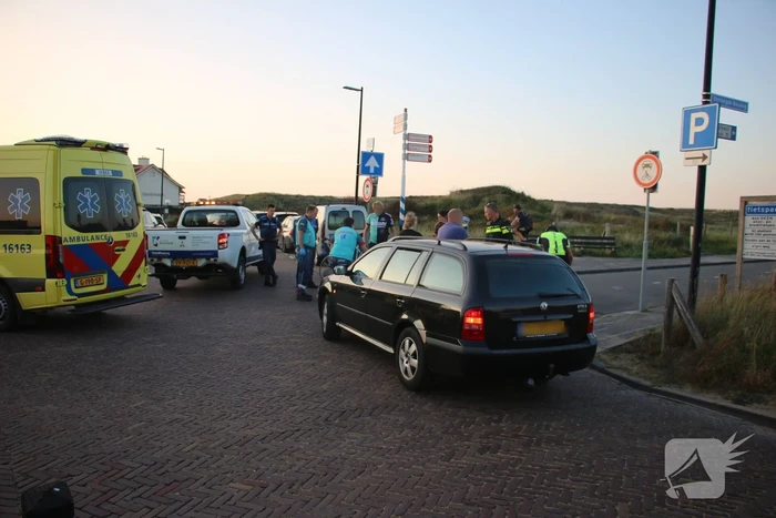 Wielrenner raakt gewond na botsing met auto