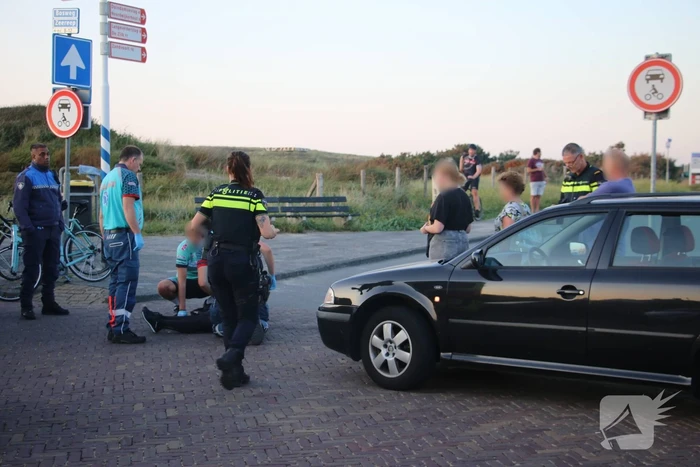 Wielrenner raakt gewond na botsing met auto