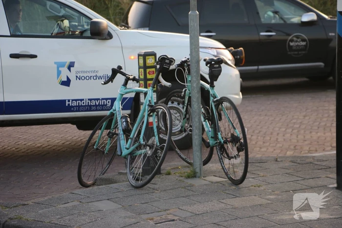 Wielrenner raakt gewond na botsing met auto