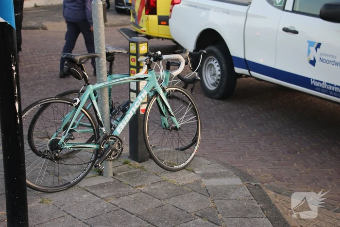 Wielrenner raakt gewond na botsing met auto