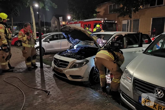Brand gesticht in auto