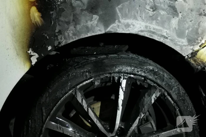Brand gesticht in auto