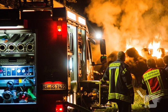 Rook en stank door hooibrand in Duitsland
