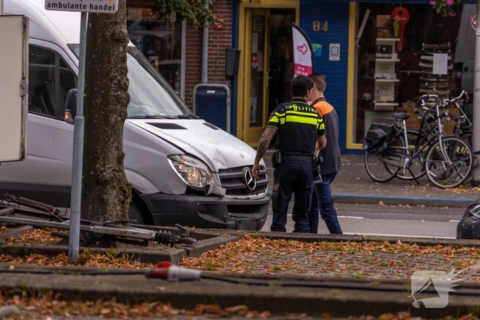 Bestelbus knalt op kerende auto