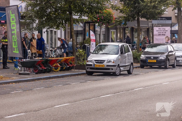 Bestelbus knalt op kerende auto