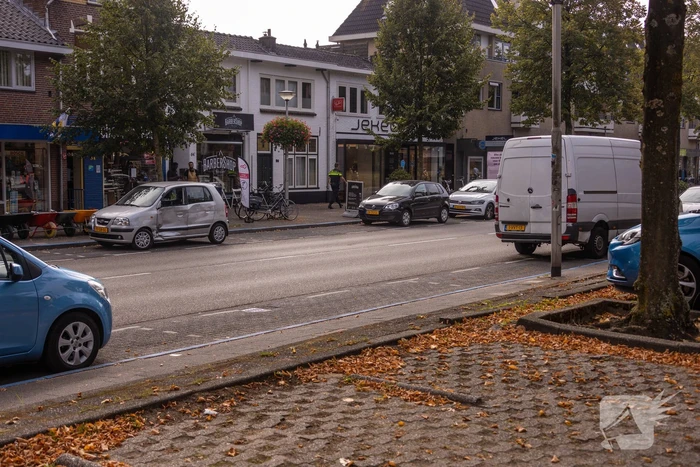 Bestelbus knalt op kerende auto