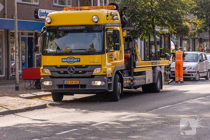 Bestelbus knalt op kerende auto