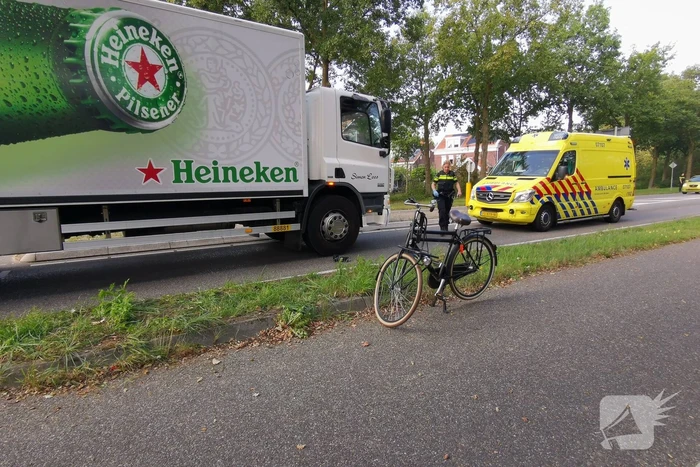 Fietser aangereden door vrachtwagen