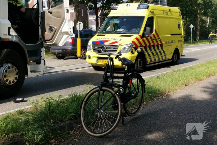 Fietser aangereden door vrachtwagen