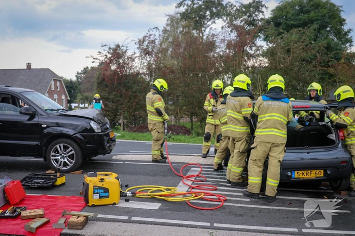 Vrouw bekneld in voertuig bij aanrijding op kruising