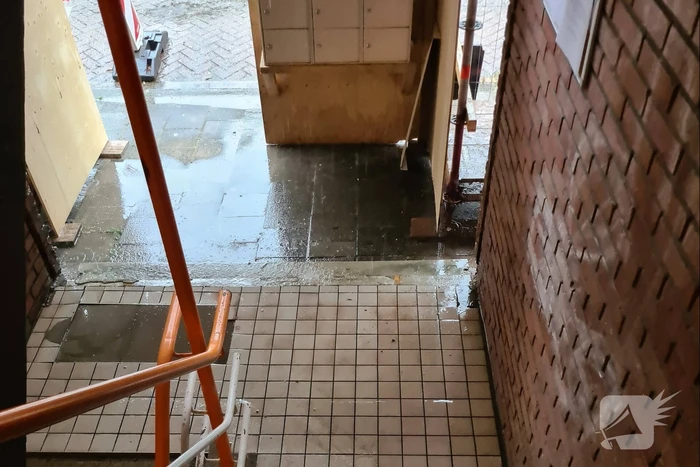 Flatgebouw in de steigers kampt met wateroverlast