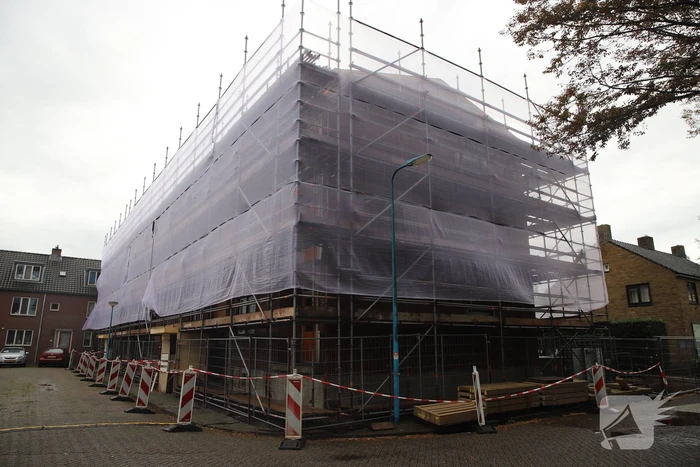 Flatgebouw in de steigers kampt met wateroverlast