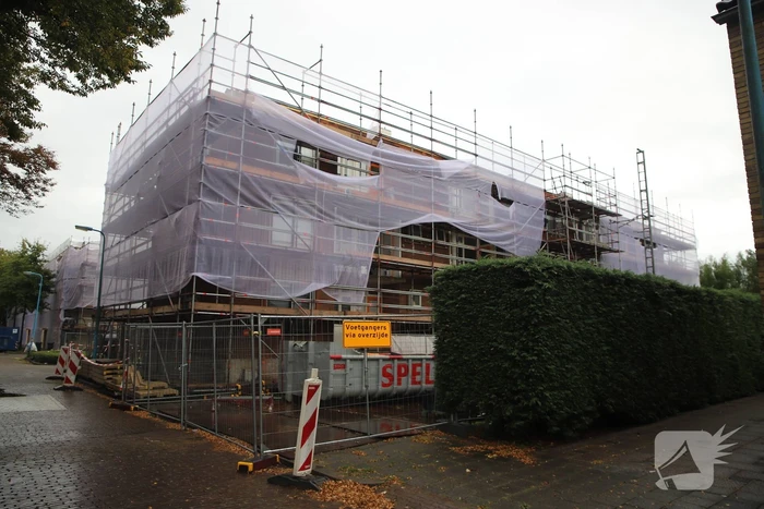Flatgebouw in de steigers kampt met wateroverlast