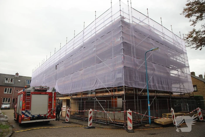 Flatgebouw in de steigers kampt met wateroverlast
