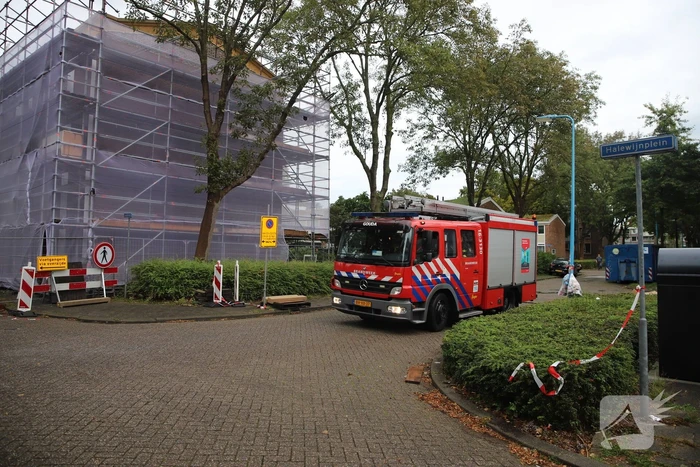 Flatgebouw in de steigers kampt met wateroverlast