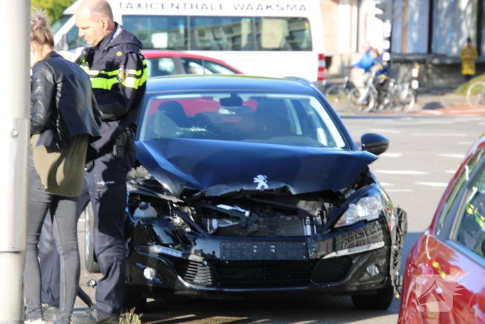 Flinke schade bij kop-staart aanrijding met twee auto's
