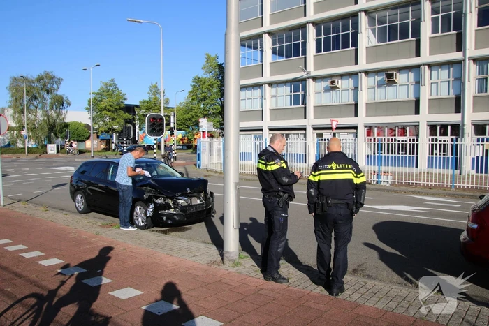 Flinke schade bij kop-staart aanrijding met twee auto's