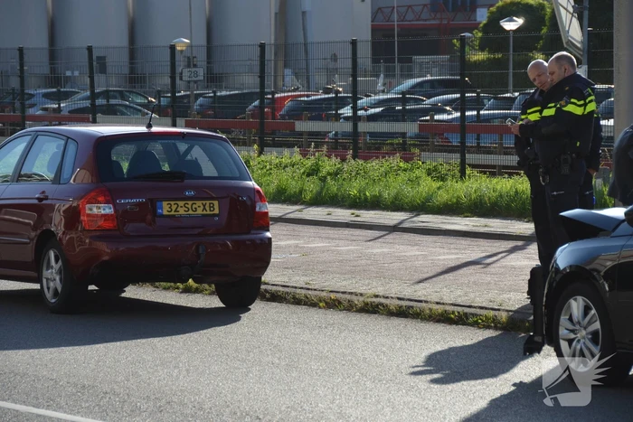 Flinke schade bij kop-staart aanrijding met twee auto's