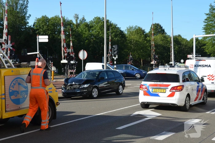 Flinke schade bij kop-staart aanrijding met twee auto's