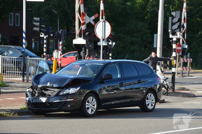 Flinke schade bij kop-staart aanrijding met twee auto's