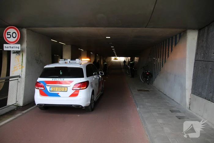 Twee fietsers gewond bij botsing in M.C. Escher Akwadukt
