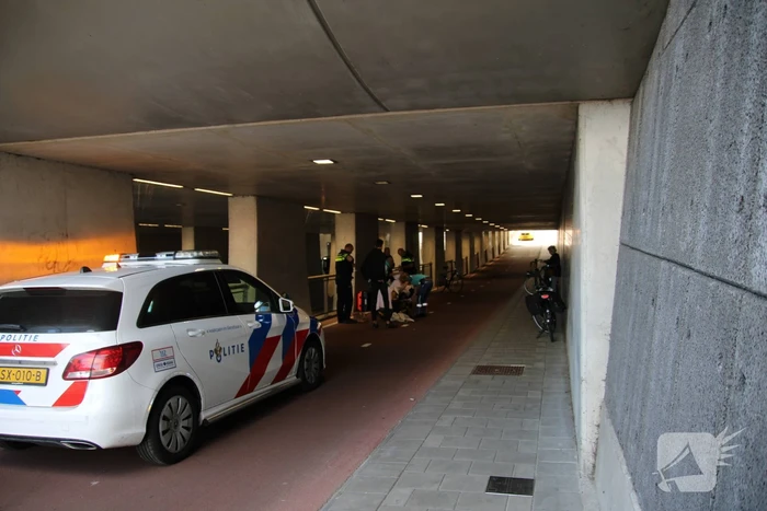 Twee fietsers gewond bij botsing in M.C. Escher Akwadukt