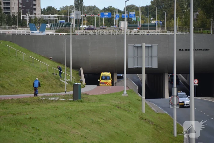 Twee fietsers gewond bij botsing in M.C. Escher Akwadukt
