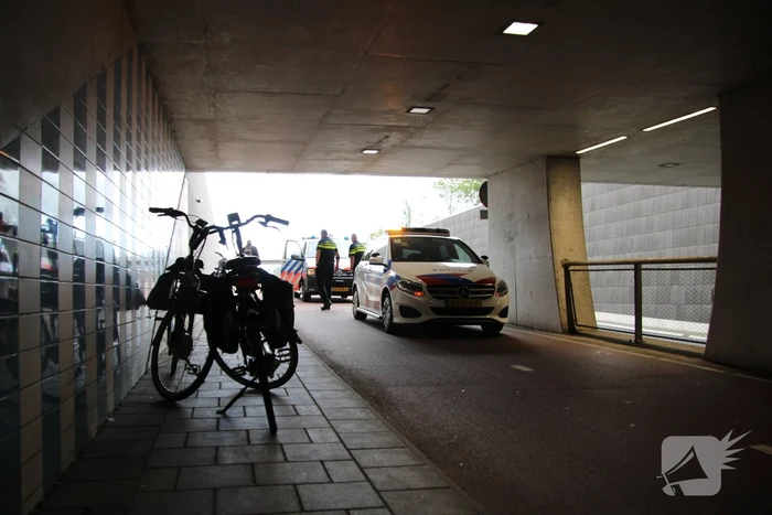 Twee fietsers gewond bij botsing in M.C. Escher Akwadukt