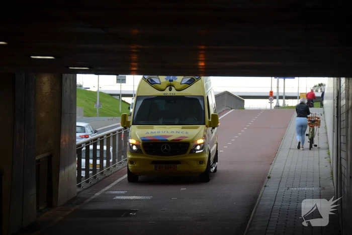 Twee fietsers gewond bij botsing in M.C. Escher Akwadukt
